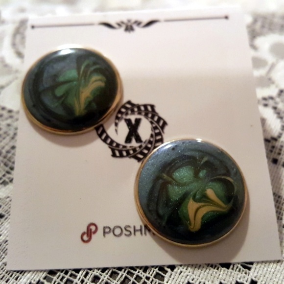 ⬇️ Vintage Brass Marbled Green Post Earrings - Picture 2 of 3